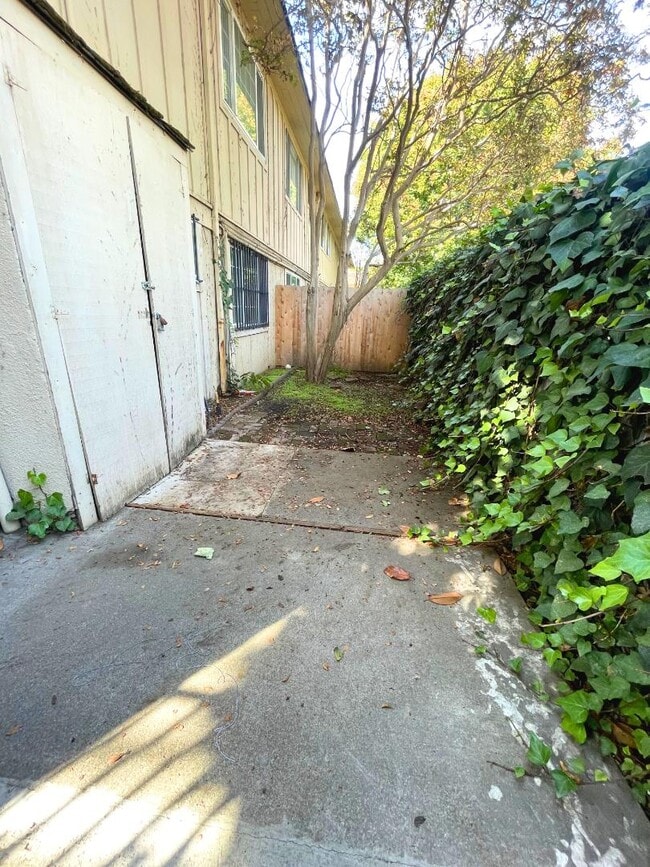 Building Photo - 2421 Country Club Blvd