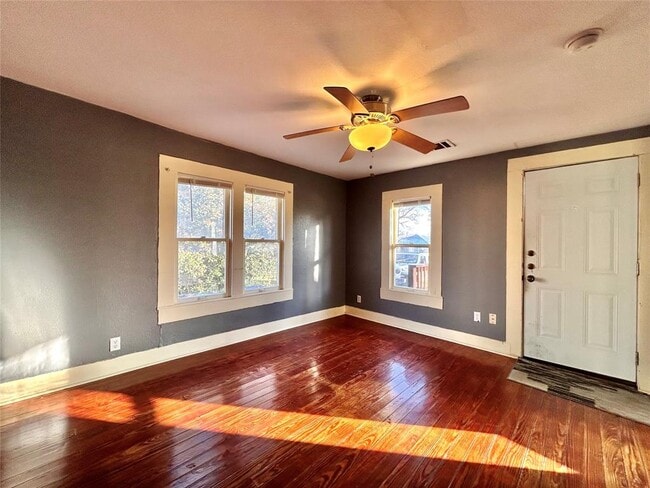 Building Photo - 1112 W 3rd St