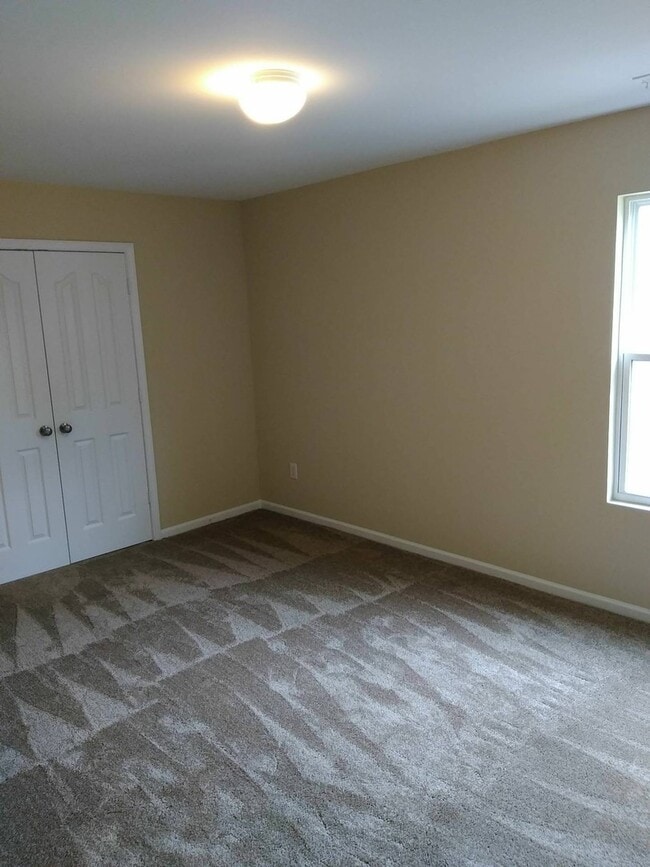 Building Photo - Spacious 4 Bedroom, 2.5 Bathroom Home!