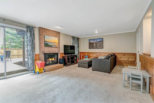 Building Photo - 2883 Sutton Oaks Ln