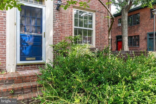 Building Photo - 404 S Croskey St