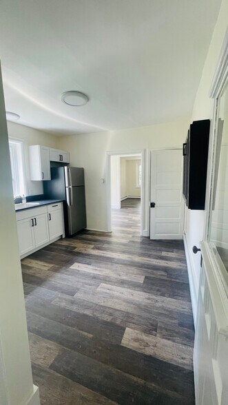 Building Photo - 825 Maple Ave