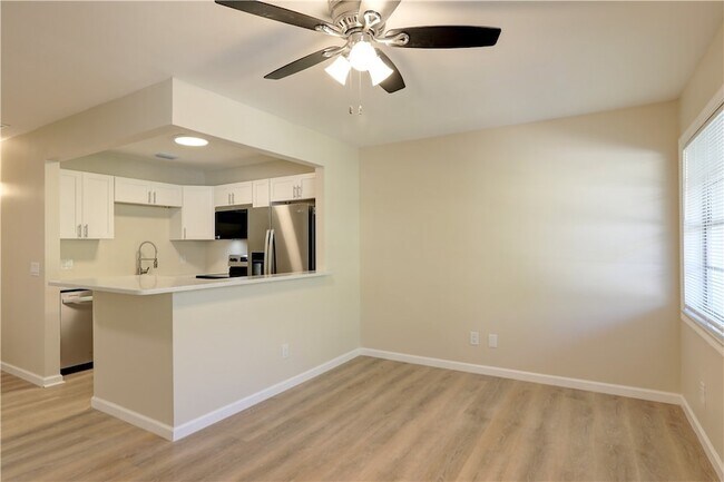 Building Photo - 6 Vis Gdns Trl