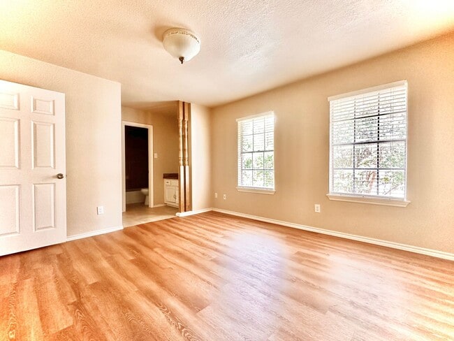 Building Photo - 2106 Kipling Dr