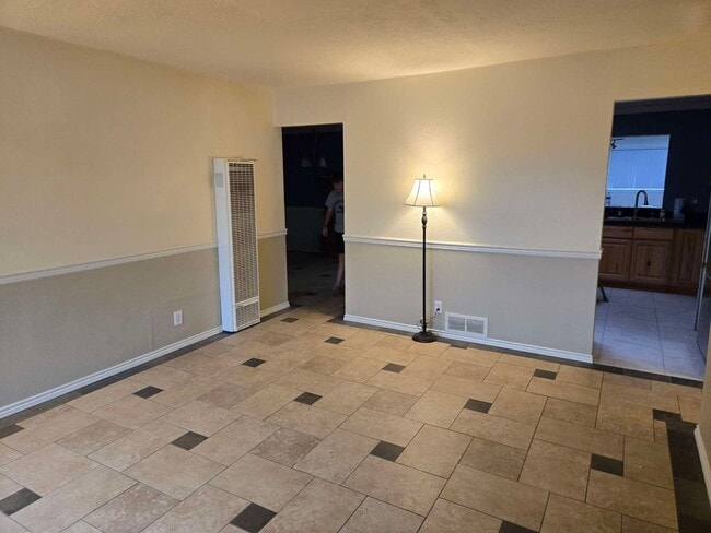 Building Photo - Spacious Home in NE Heights