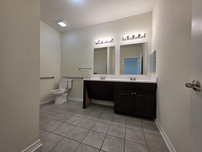 Building Photo - 3/2/2-Ready for Move In