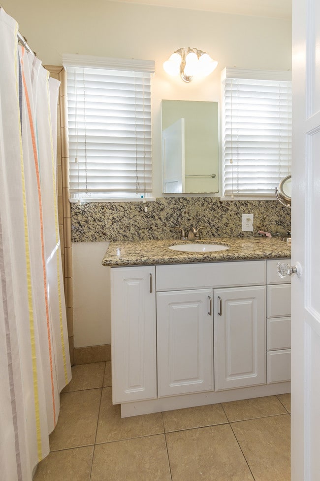 Building Photo - 1932 Carmona Ave