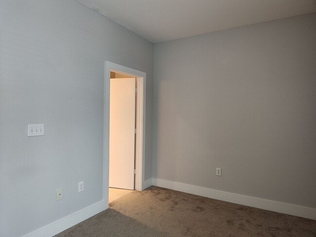 Building Photo - Modern Condo located  in South Main Square! 50% discount on first full months rent for qualified ...