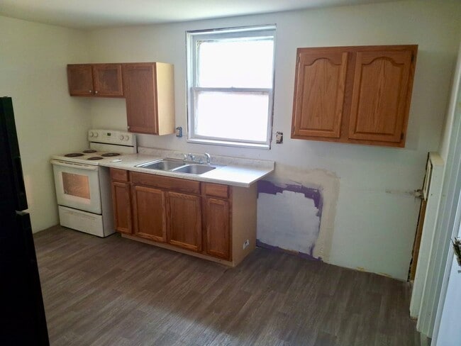 Building Photo - 2 Bedroom 1 Bath with All New Interior