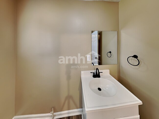 Building Photo - 1005 Whispering Woods Dr