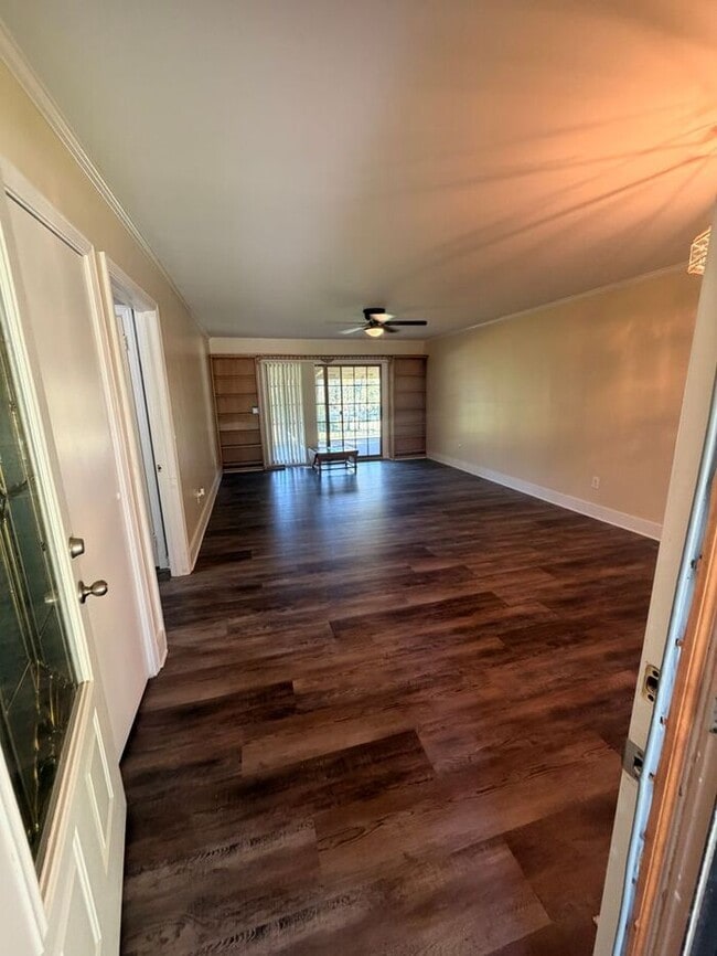 Building Photo - Home on 2.5 Acres in laurens!!