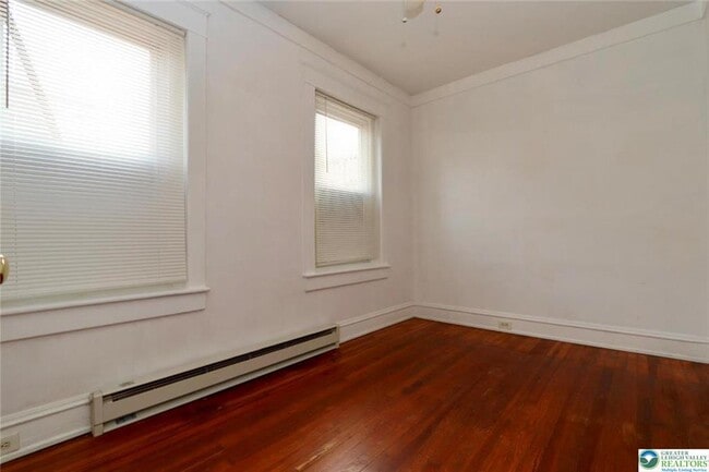 Building Photo - 728 E 6th St