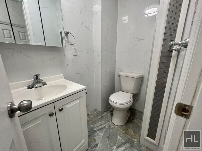 Building Photo - 3BR 1BA 1100sft Floor Through