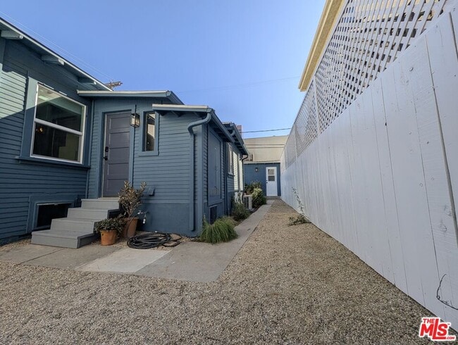 Building Photo - 1015 Granville Ave