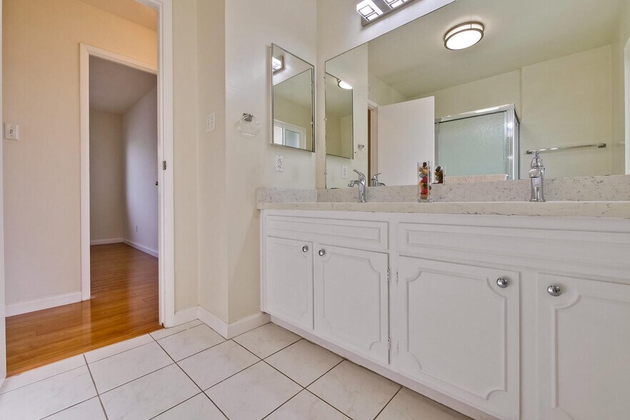 Building Photo - 255 Shearwater Is