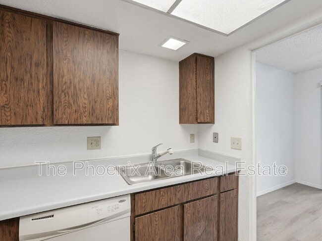 Building Photo - 2232 W Lindner Ave