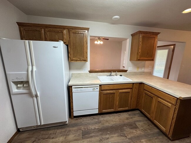 Building Photo - Spacious and nicely located on a cul-de-sac street 3 bedroom 2 bathroom home for rent.