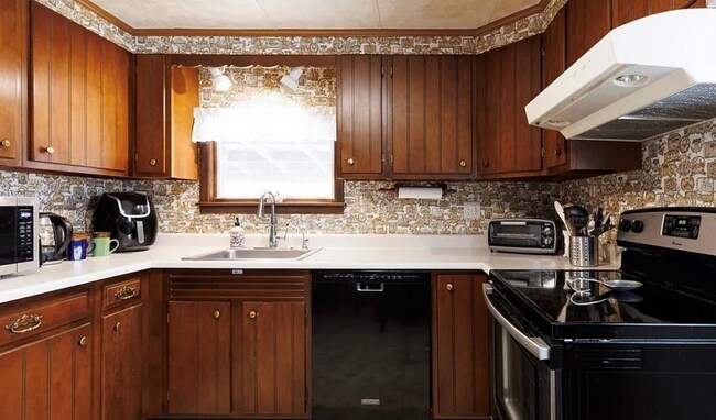 Building Photo - 324 Butterfield Ave