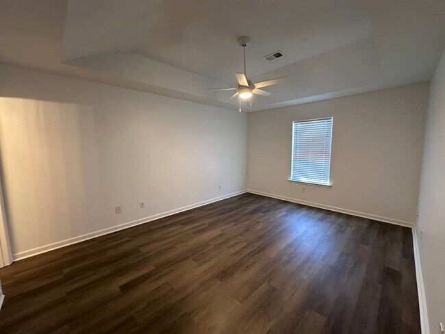 Building Photo - UPDATED TOWNHOME IN EVANS