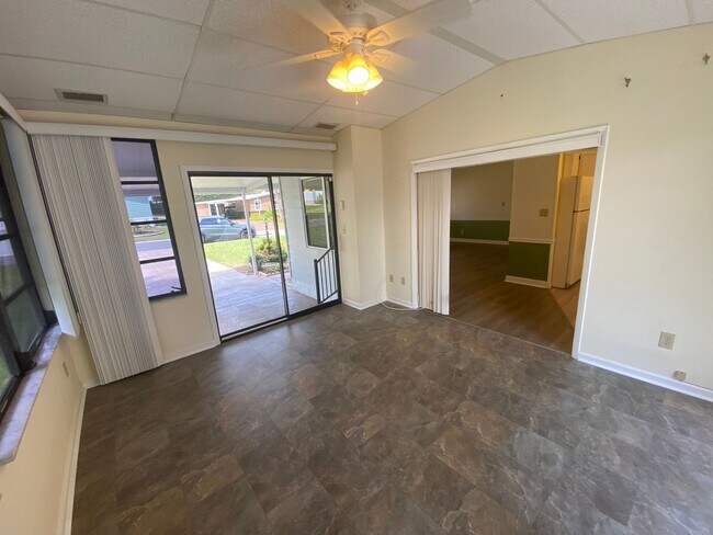 Building Photo - Beautiful 2 + 2, ANNUAL Lease In Orange Bl...