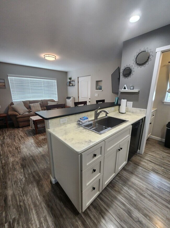 Building Photo - Beautiful Updated Unfurnished Apartment- All Utilities Included!