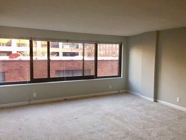 Building Photo - Updated Kitchen-1Bed 1Bath w Garage Parking at Georgetown Condo