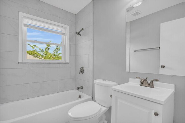Building Photo - 4 bed, 2 bath, updated interior, AVAILABLE...