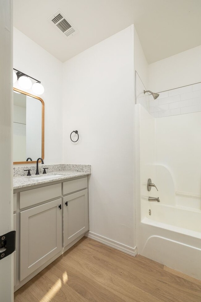 Building Photo - 1137 N Leverett Ave