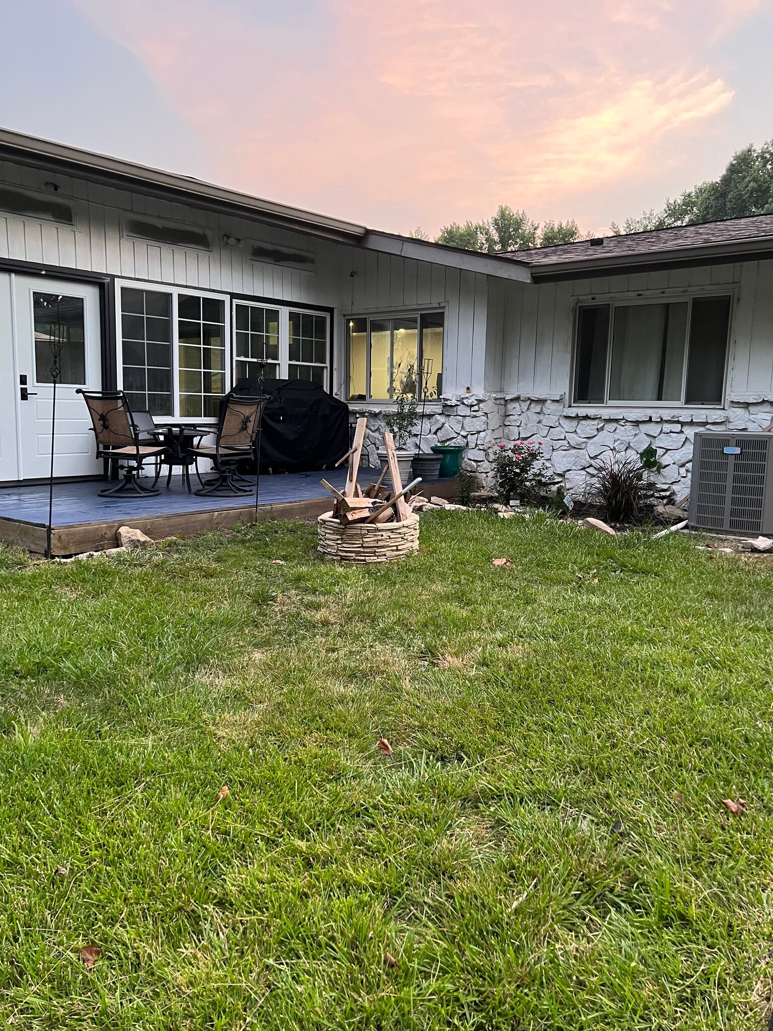 Building Photo - 11405 Central Dr W