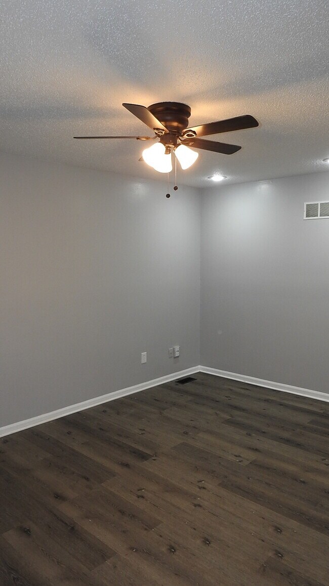 Building Photo - Welcome home to this spacious 3 bedrooms and 2 full baths duplex located on Orchard St in Pleasan...