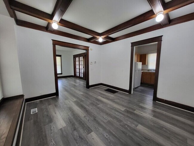 Building Photo - 523 W Maple Ave