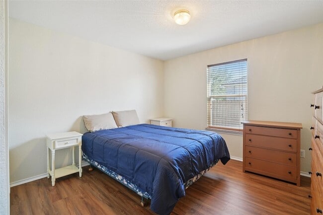 Building Photo - 410 S Water Ln