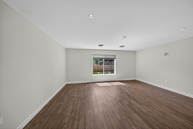 Building Photo - 410 NE 34th St