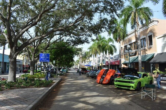 Building Photo - 1049 Van Buren St