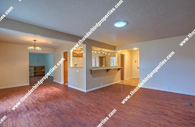 Building Photo - Updated 3 Bedroom, 2 Bathroom, 2 Car Garag...