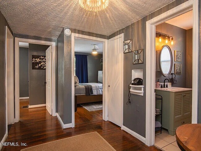 hallway view of rooms and bathroom - 3126 Post St