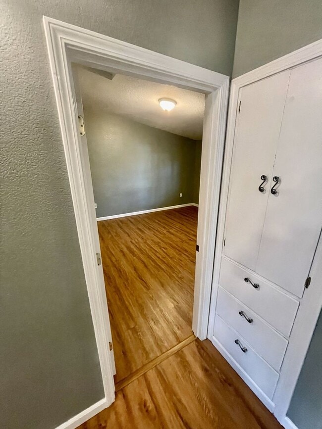 Building Photo - 3 bedroom 2 bathroom house