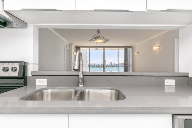 Building Photo - 7601 E Treasure Dr