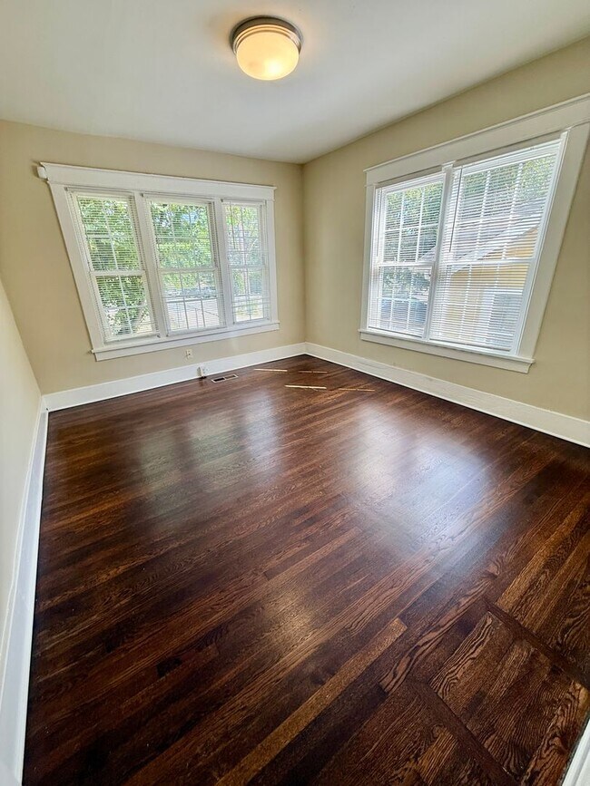 Building Photo - Gorgeous 2 BR bungalow in the newly hip 37...
