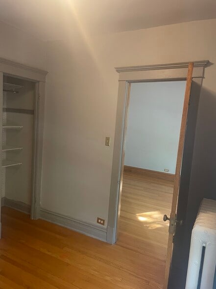 Building Photo - 1046 S Scoville Ave