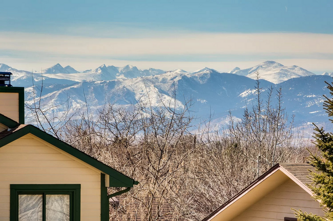 Building Photo - Stunning 3Bed 3Bath W/ Moutain views and u...