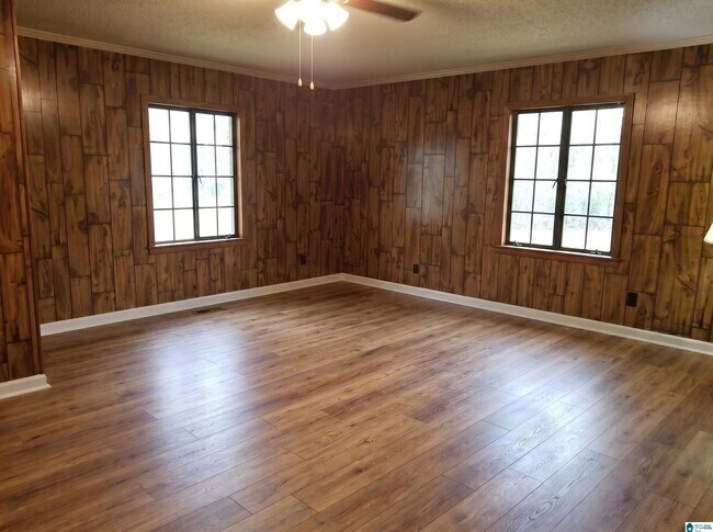 Building Photo - NOW AVAILABLE – $1,340/MONTH - Housing Vouchers Accepted