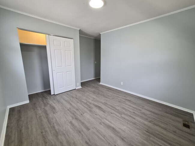 Building Photo - 3747 Ireland Dr