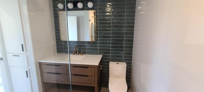 Building Photo - 1723 Lakeway Blvd