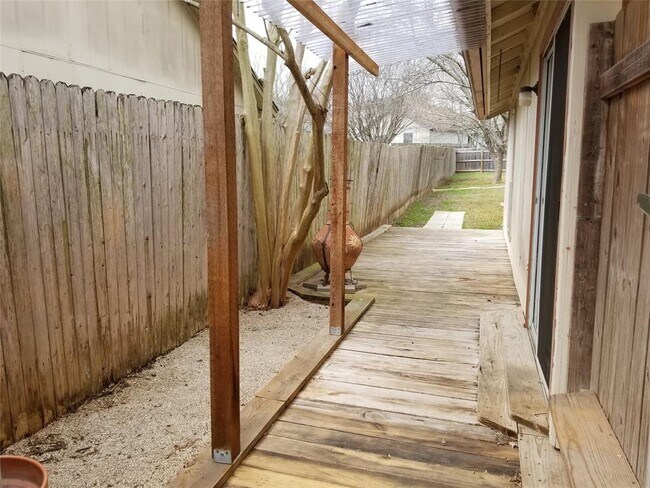 Building Photo - 740 Simonetti Dr