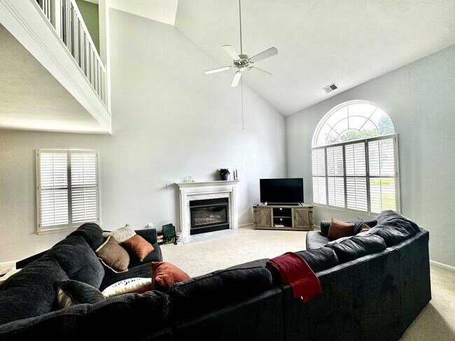 Building Photo - Beautiful 3 bed, 2.5 bath home with a spac...