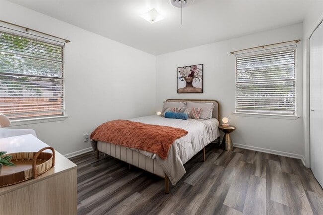 Building Photo - 7105 Lilac Ln