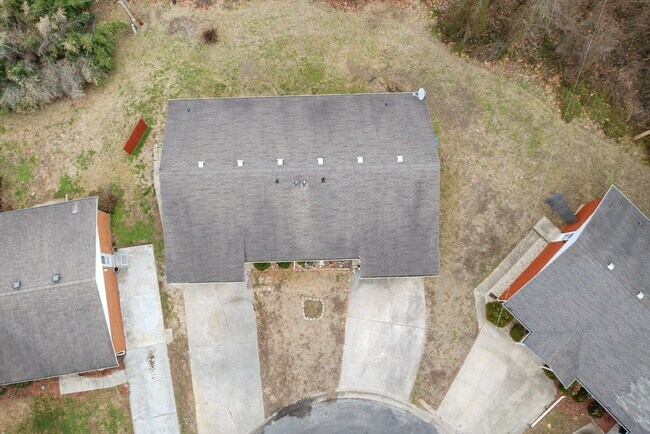 Building Photo - 18 Manor Dr