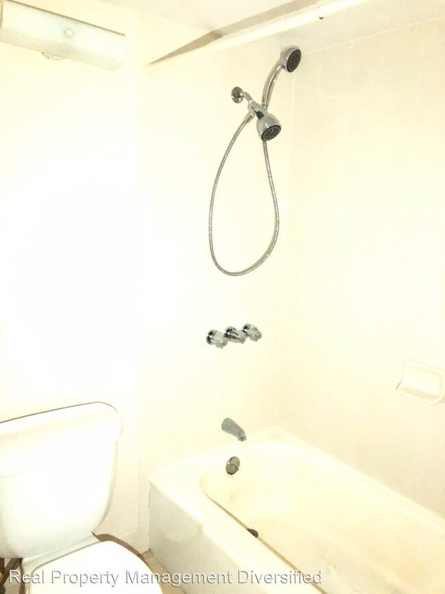 Building Photo - 1302 NE 33rd Ave