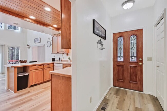 Building Photo - 1496 Pine Ridge Dr